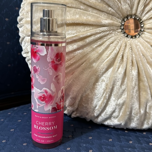 BATH & BODY WORKS SET. . . CHERRY BLOSSOM SCENT - Picture 5 of 6